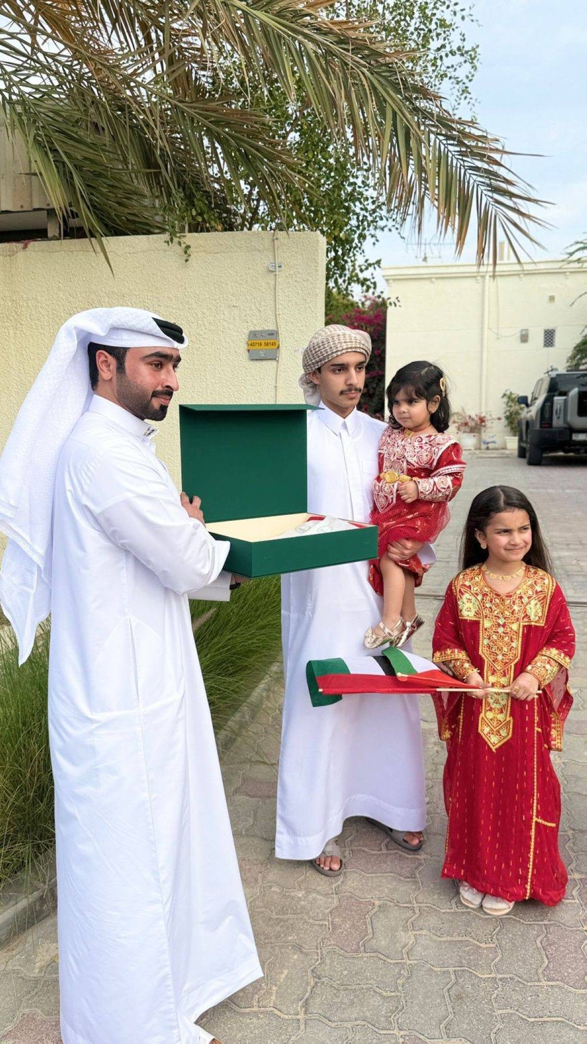 شرطة دبي توزع علم الإمارات في المناطق السكنية