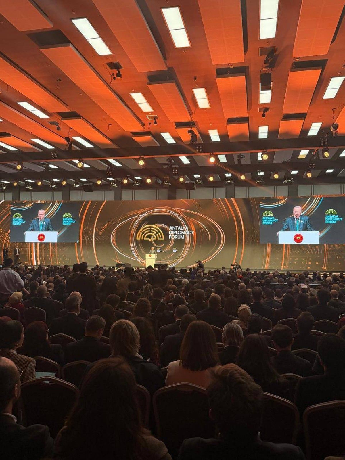 أنور قرقاش: لا يمكن العودة للوتيرة السابقة بالعلاقات دون مراجعة وضمانات بعد العدوان الإيراني