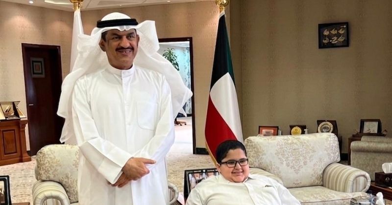 محافظ الجهراء خلال استقباله الطفل عبدالعزيز السبيعي