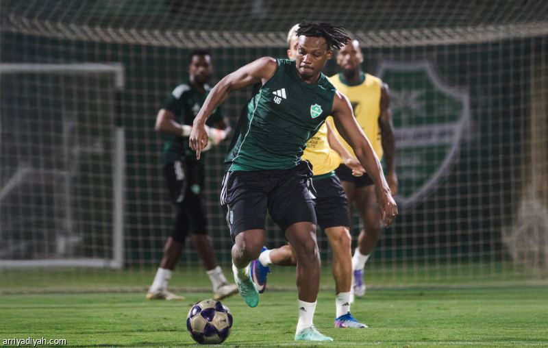 منافس جديد يعترض طريق الأهلي