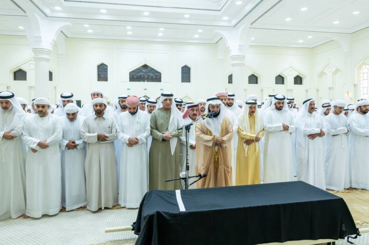 سعود بن صقر يؤدي صلاة الجنازة على جثمان الشيخة شمسة الكتبي