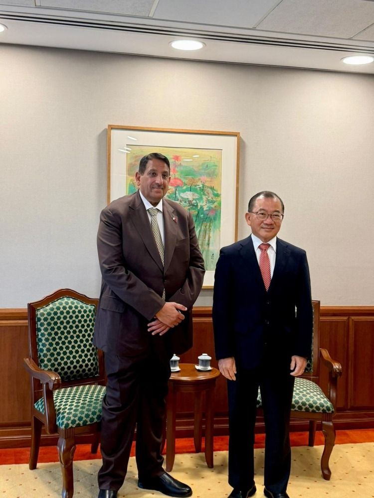 رئيس البرلمان السنغافوري يجتمع مع سفير قطر