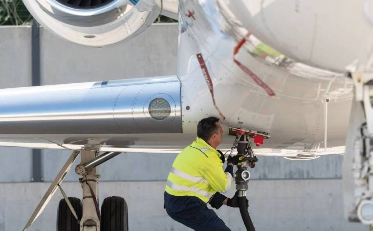 المفوض الأوروبي يقلل من مخاوف نقص وقود الطائرات