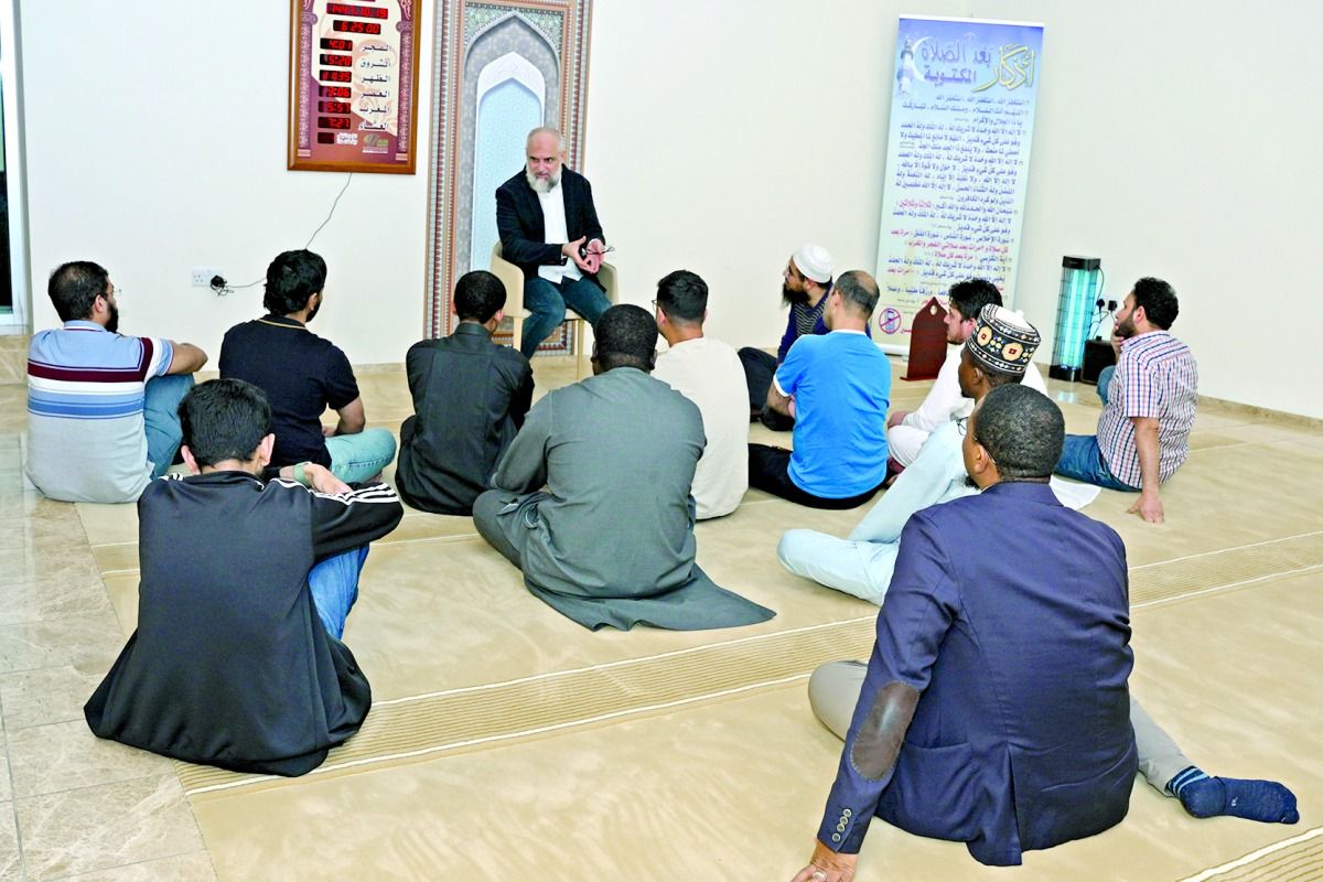 عقدها «ثقافي بن زيد» للطلاب بالسكن الجامعي.. «القيم الأخلاقية» محور محاضرة «المدينة التعليمية»