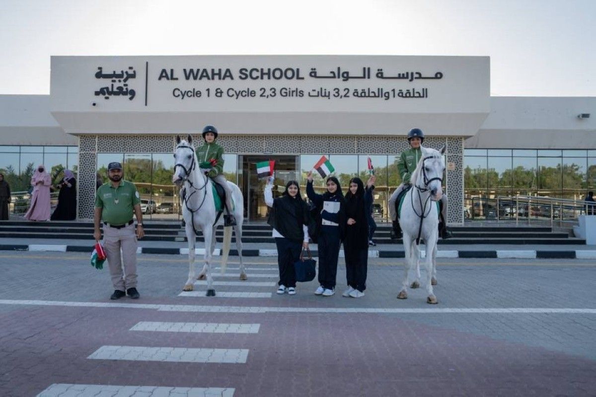 مركز شرطة الخيالة يستقبل الطلبة بعلَم الإمارات