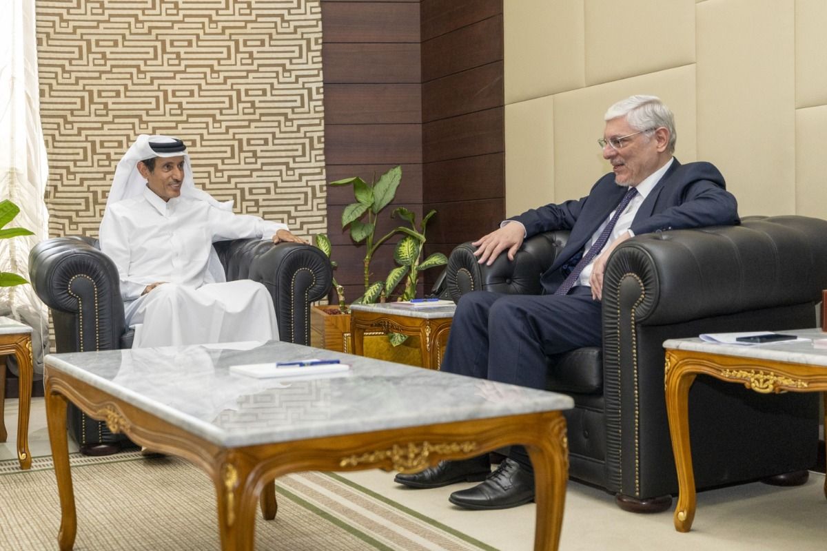 رئيس المؤسسة القطرية للإعلام يجتمع مع السفير العراقي