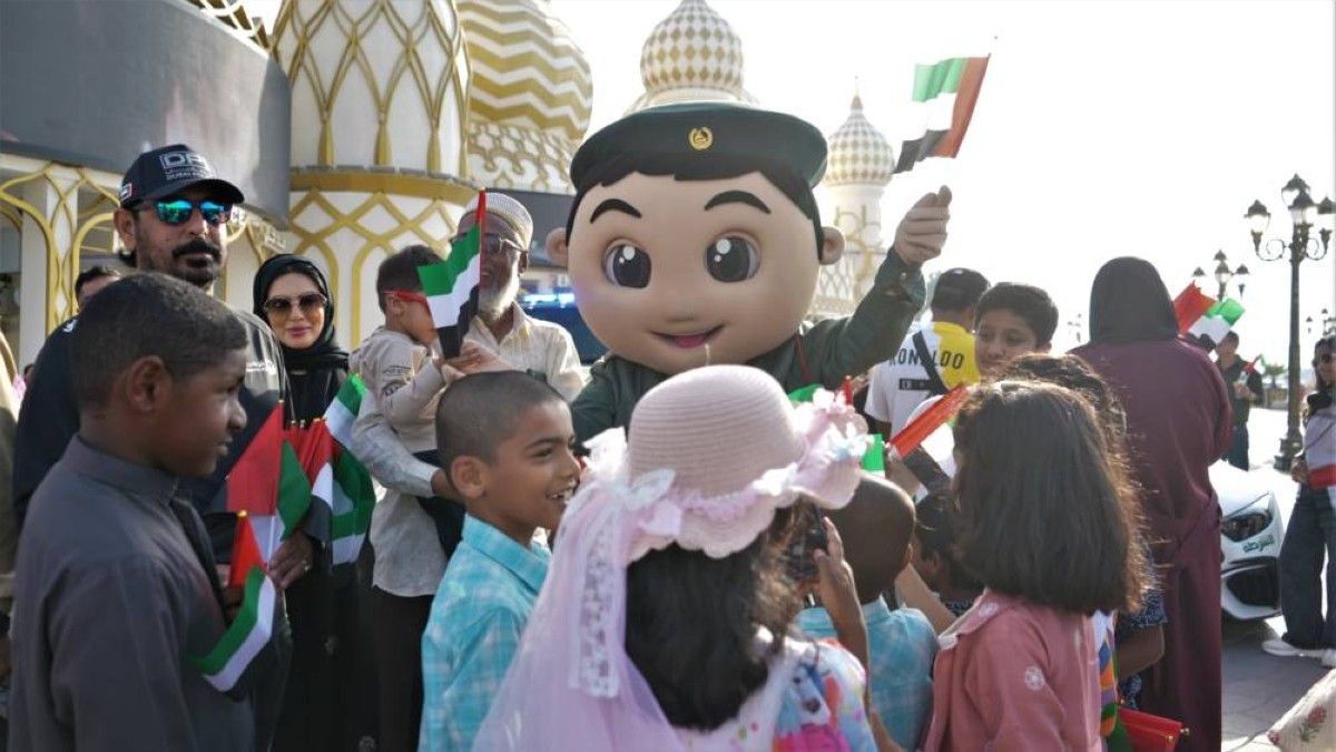 شرطة دبي توزّع علم الإمارات على زوار القرية العالمية