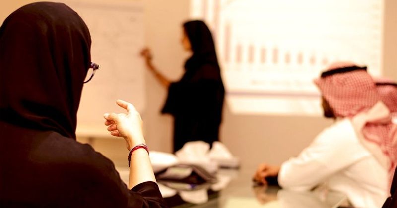 «الإحصائي الخليجي»: حضور اقتصادي متنامٍ للمرأة في سوق العمل