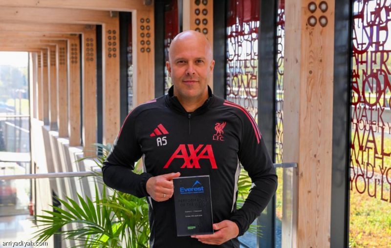 سلوت يحصل على جائزة الأداء الأفضل