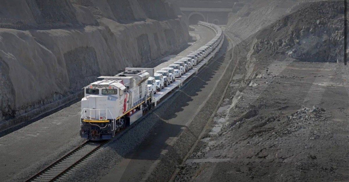 قطارات الاتحاد تنجز أول عملية نقل بالسكك الحديدية لمركبات جاهزة لصالح وكلاء سيارات داخل الدولة