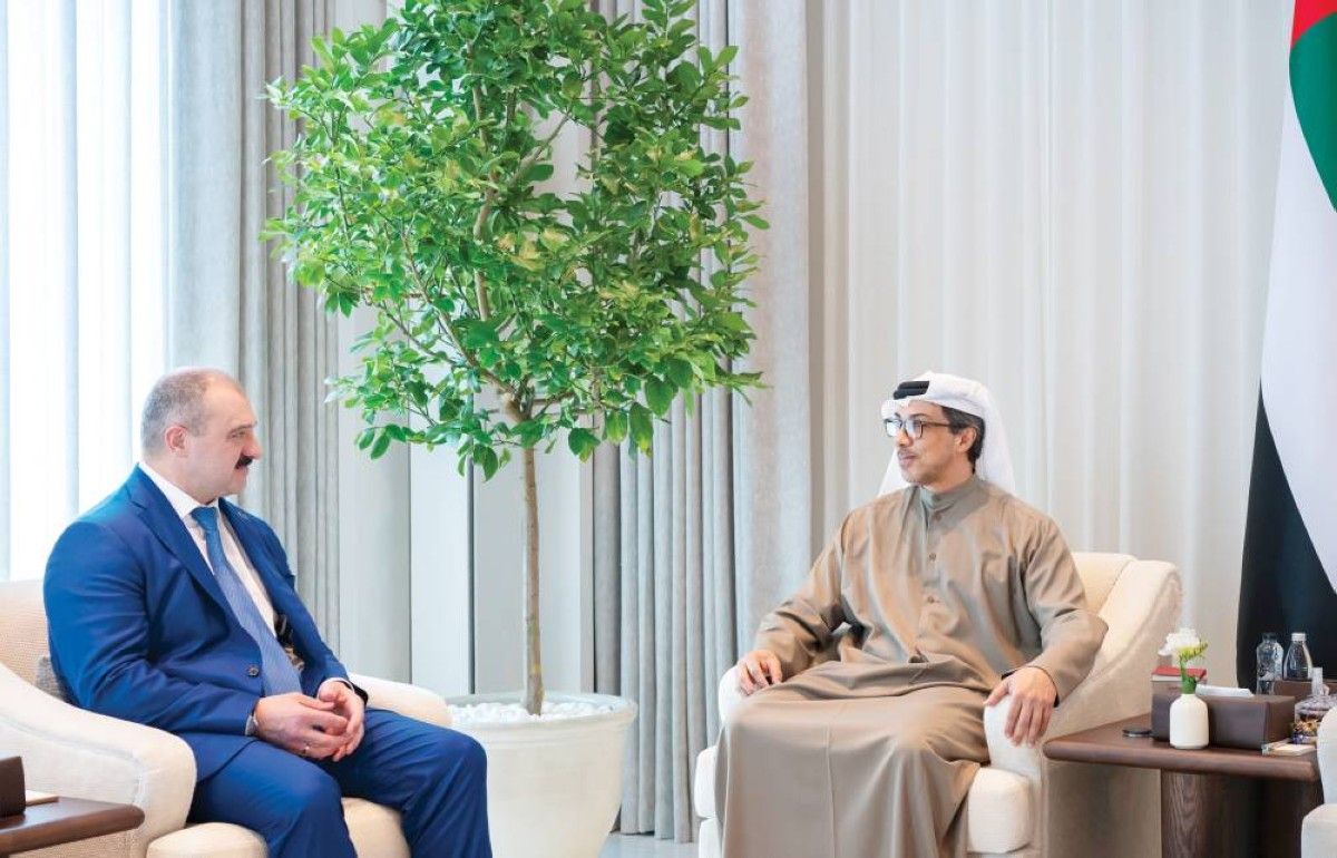 منصور بن زايد يبحث مع المبعوث الخاص للرئيس البيلاروسي علاقات التعاون