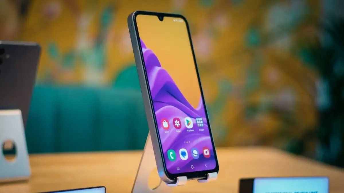 فارق سعري صادم يقلب الموازين... هاتف سامسونج الجديد يهدد عرش الفئة الاقتصادية في 3 نقاط!