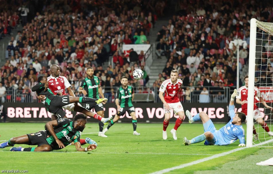 بعد تأخره بثلاثية.. لانس يخطف العادل أمام بريست