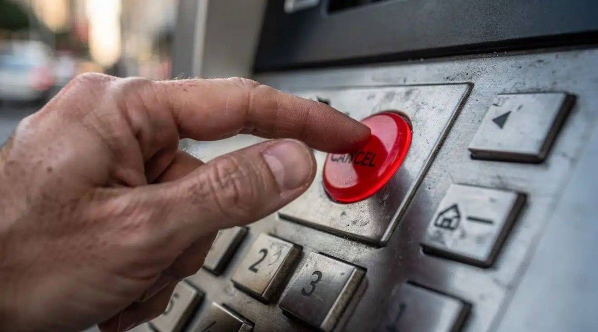 خطوة بسيطة بعد السحب من الصراف الآلي تحمي أموالك