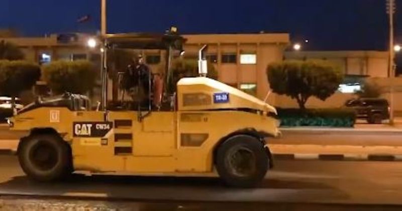 «الأشغال»: مواصلة تنفيذ طبقات الأسفلت وأعمال الصيانة في منطقة النزهة