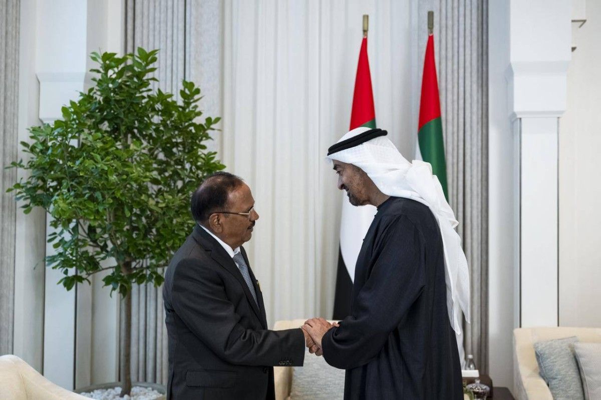 محمد بن زايد يستقبل مستشار الأمن الوطني في الهند