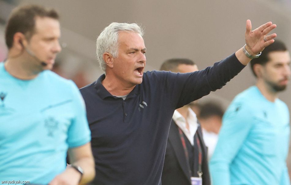 بنفيكا يعاقب موريرينسي برباعية