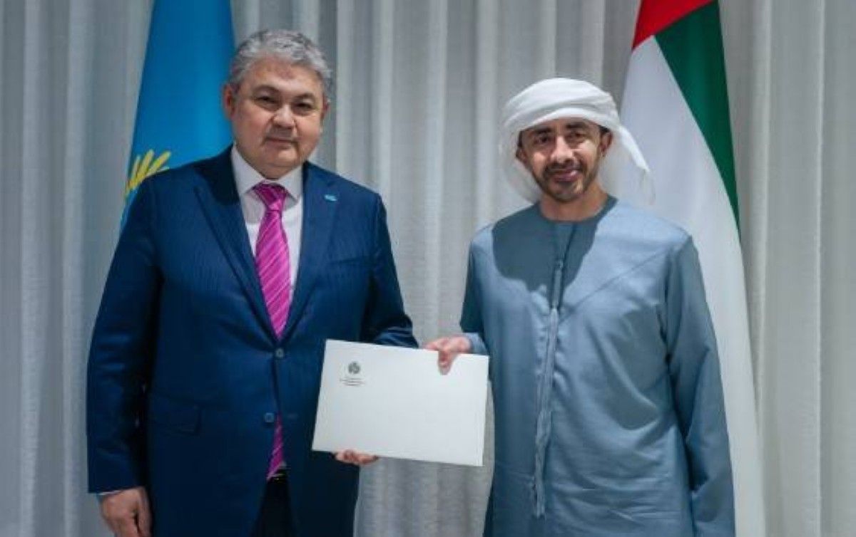 رئيس الدولة يتلقى رسالة خطية من رئيس كازاخستان تسلمها عبدالله بن زايد