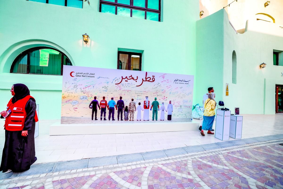 الهلال القطري يزيح الستار عن جدارية «يداً بيد»