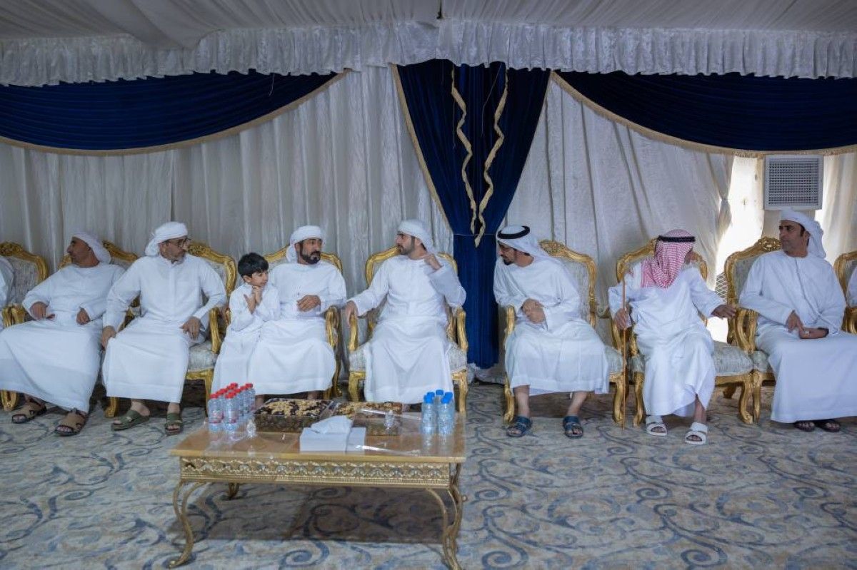 حمدان بن محمد يقدّم واجب العزاء في وفاة حميد المهيري