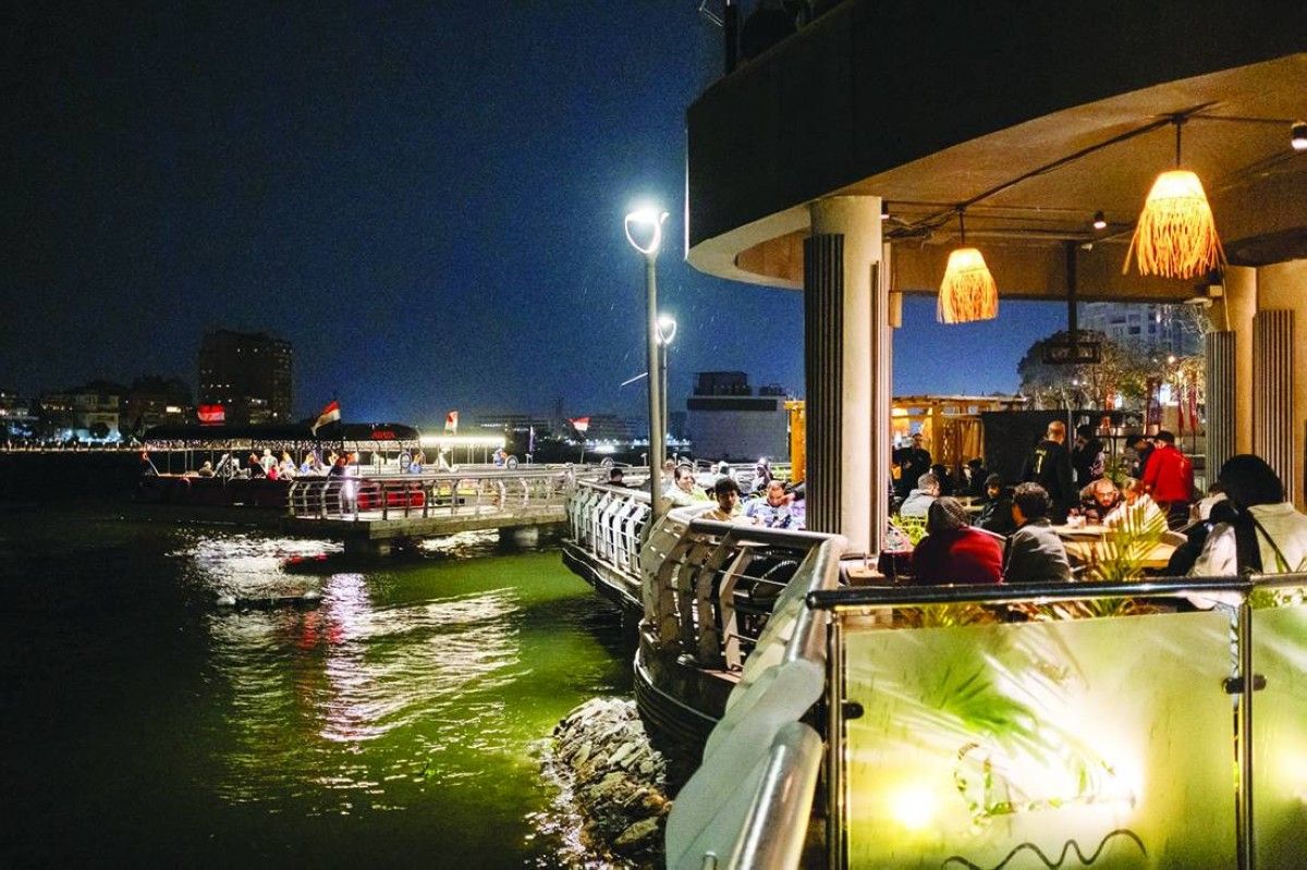 القاهرة تستعيد سهراتها بعد شهر من الهدوء الكئيب