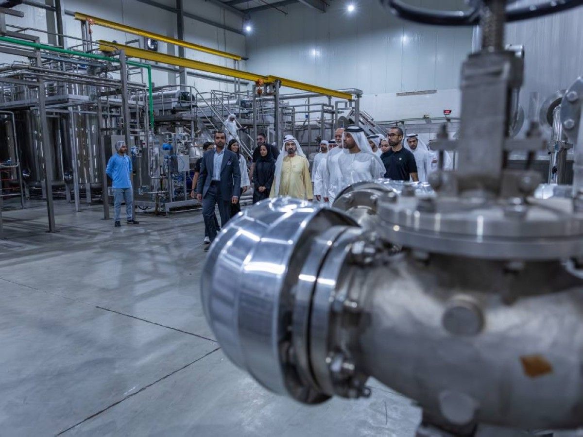 محمد بن راشد يزور مصنع "البركة" للتمور الأكبر في العالم بمدينة دبي الصناعية