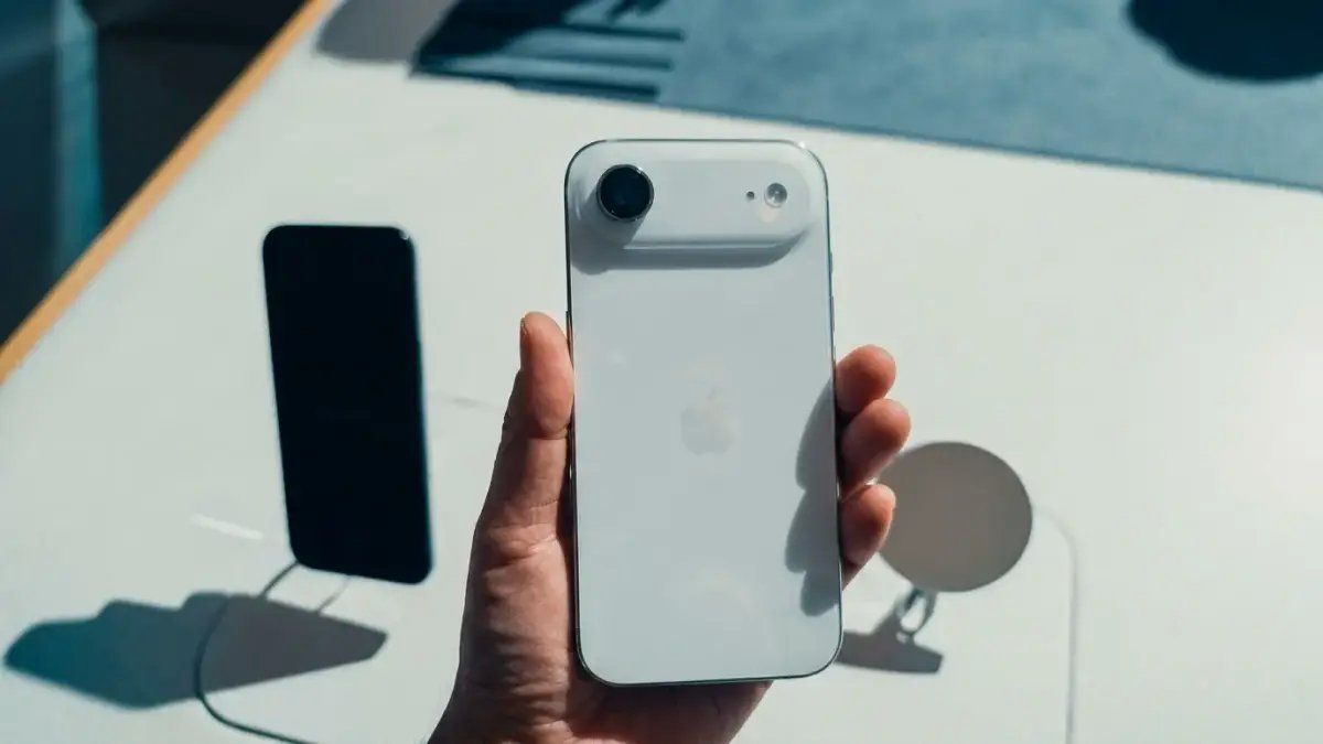 رسمياً: مشكلة خطيرة في iPhone 17 تكشفها Apple سراً للمستخدمين… والمنقذ الوحيد هو جهاز MagSafe!