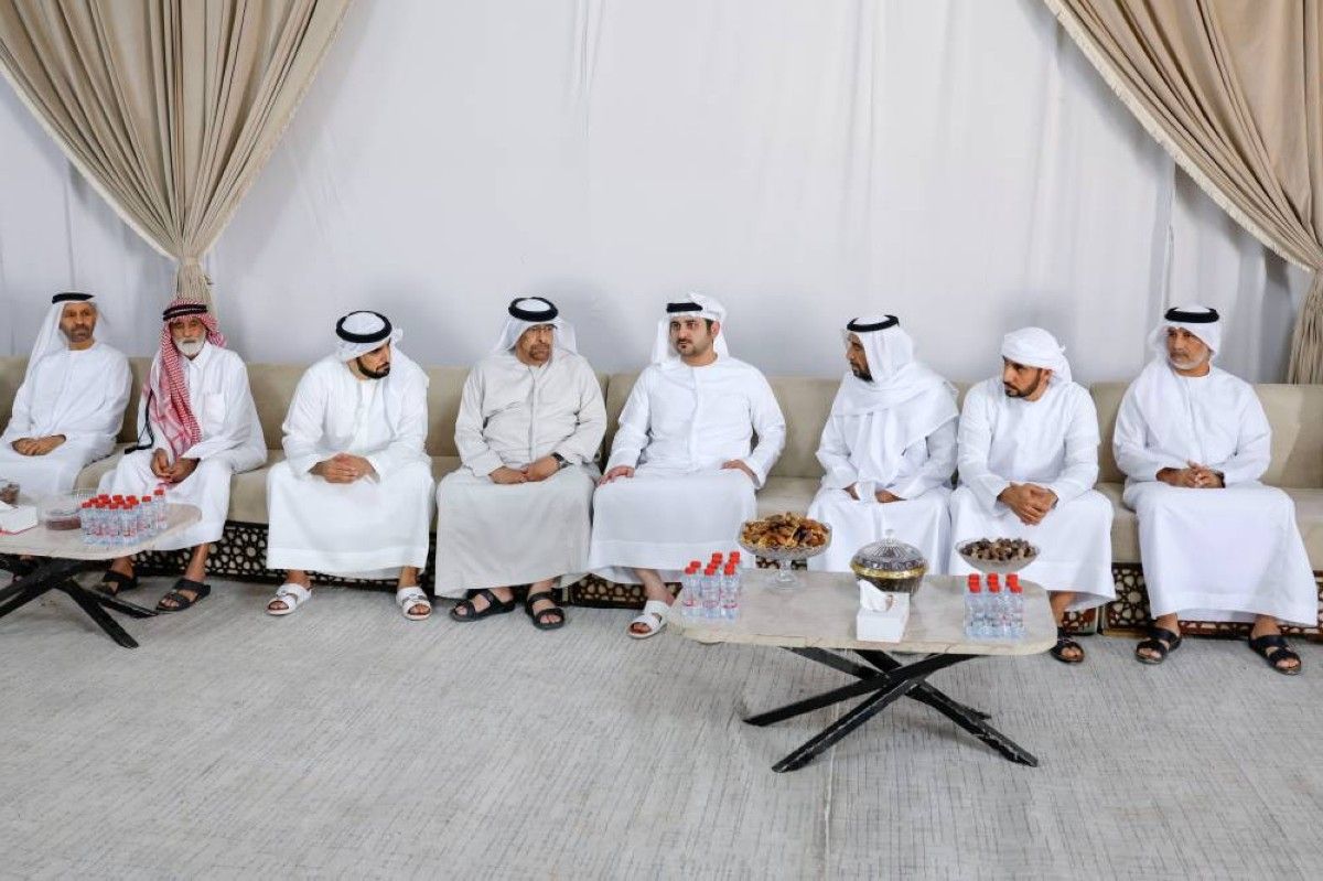 مكتوم بن محمد يقدم واجب العزاء في وفاة مطر خلفان بالروضة المزروعي