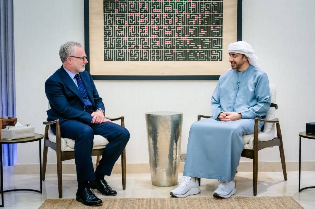 عبدالله بن زايد يستقبل المستشار الأول لرئيس الوزراء الكندي