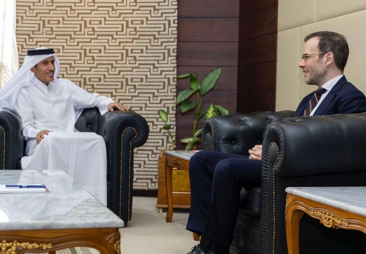 رئيس المؤسسة القطرية للإعلام يجتمع مع السفير الفرنسي