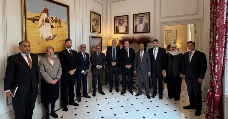 السفير المنيخ لدى استقباله بلندن قيادات بوزارة الدفاع البريطانية بحضور سفراء خليجيين
