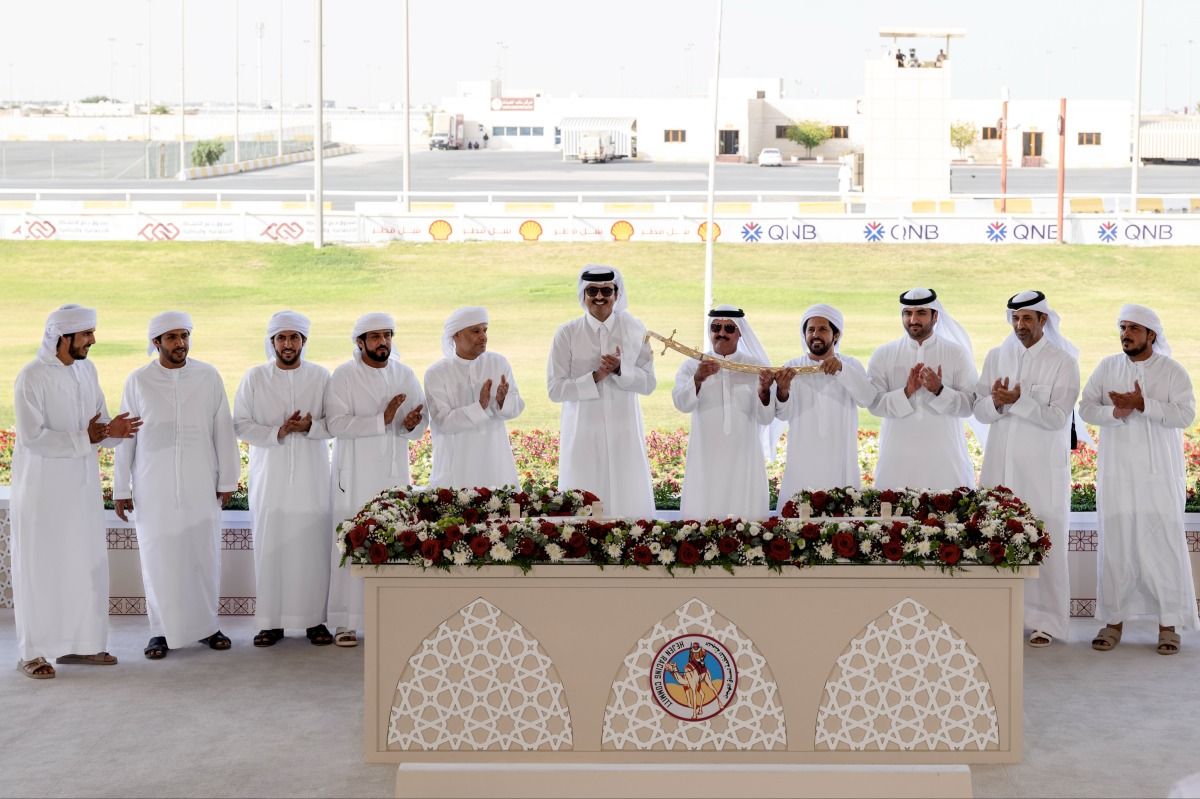 سمو الأمير يتوج الفائزين في ختام مهرجان الهجن العربية الأصيلة على سيف سموه