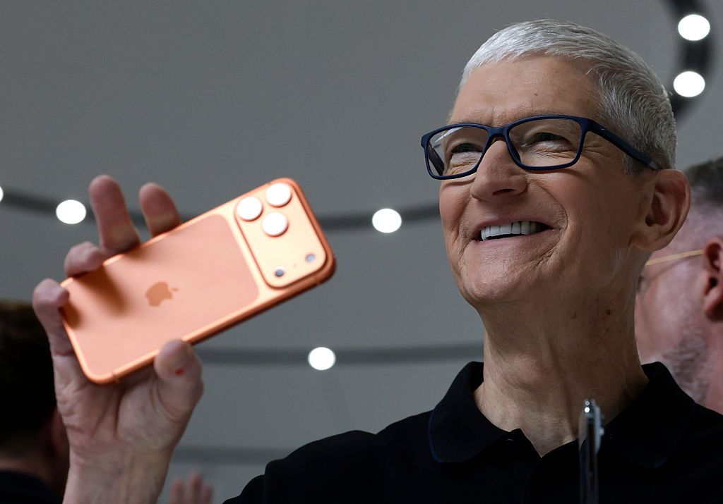 أرباح قياسية لآبل.. وأزمة رقائق الذاكرة تهدد أسعار iPhone مستقبلًا