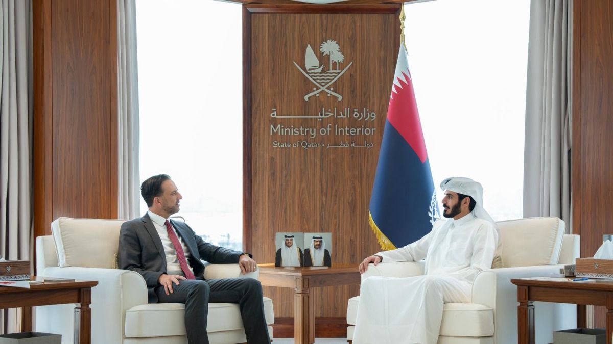وزير الداخلية يجتمع مع السفير الكندي