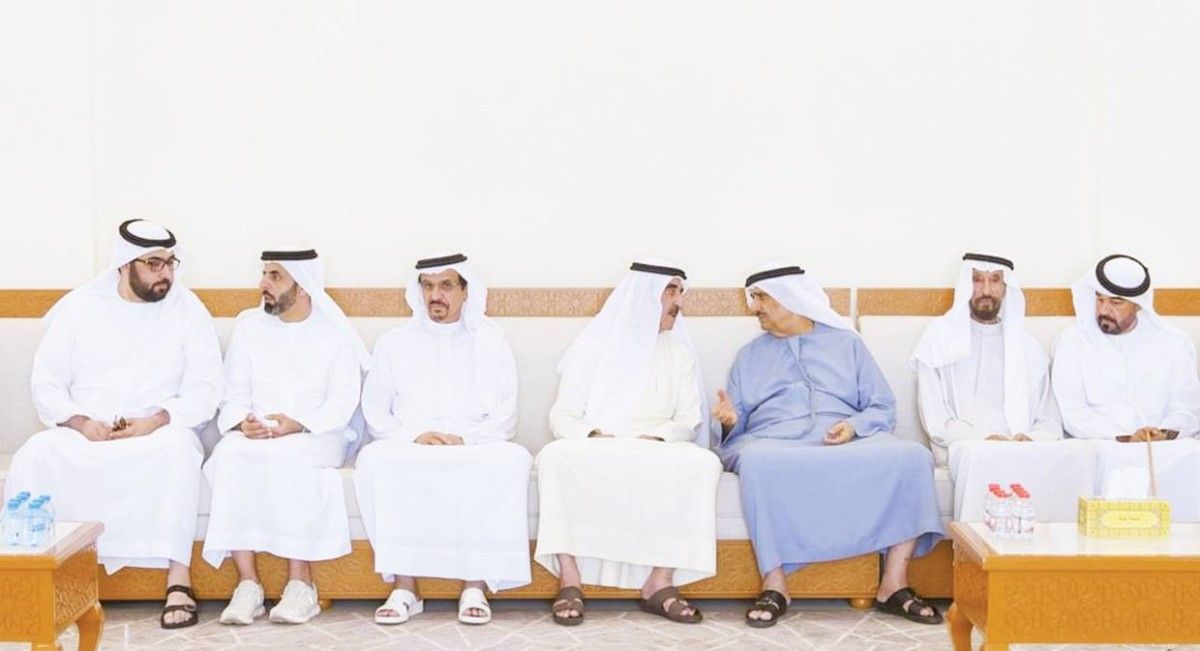 حاكم أم القيوين يعزي في وفاة عائشة بنت راشد المعلا