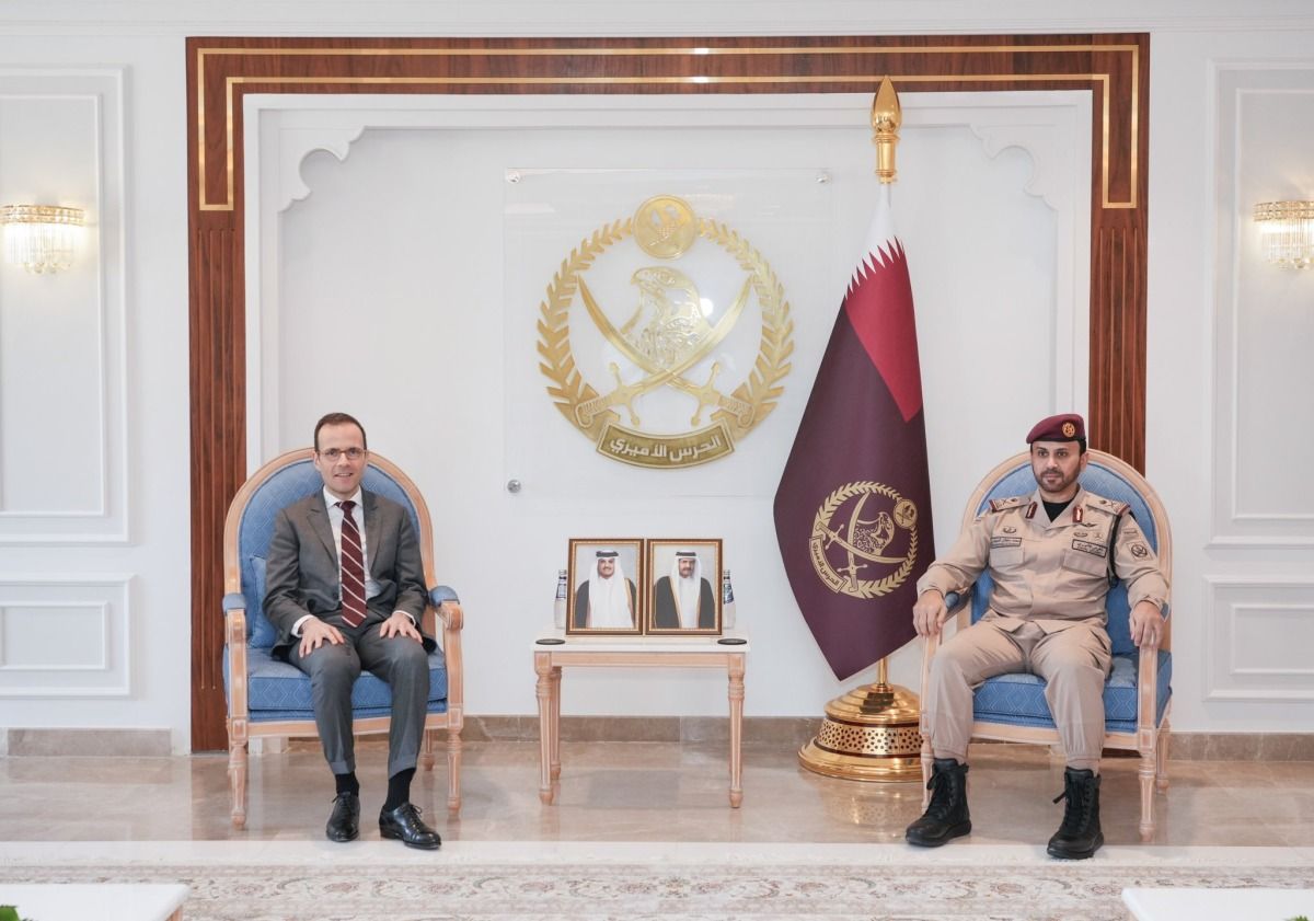 قائد الحرس الأميري يجتمع مع السفير الفرنسي
