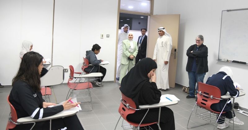 الفجام متفقدا إحدى اللجان