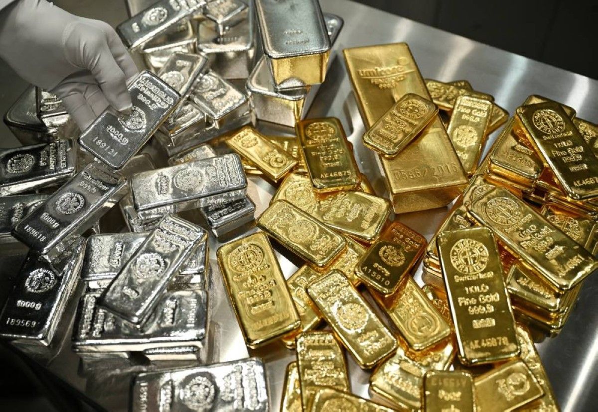 الذهب يتراجع والفضة ترتفع مع استمرار المخاوف بشأن التضخم