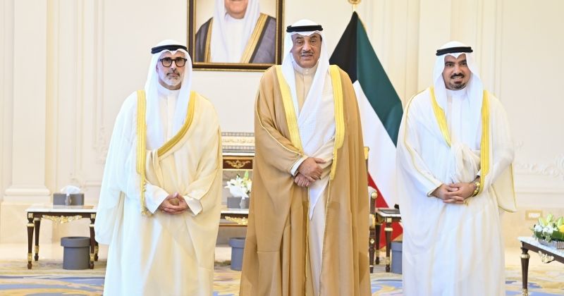 سمو ولي العهد يستقبل وزير الخارجية وسفير الكويت لدى التشيك