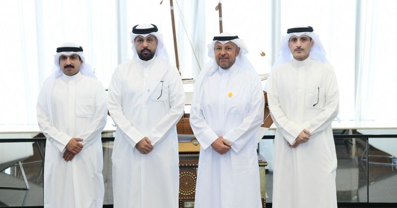 محافظ الفروانية متوسطاً ممثلي جمعية صباح الناصر التعاونية