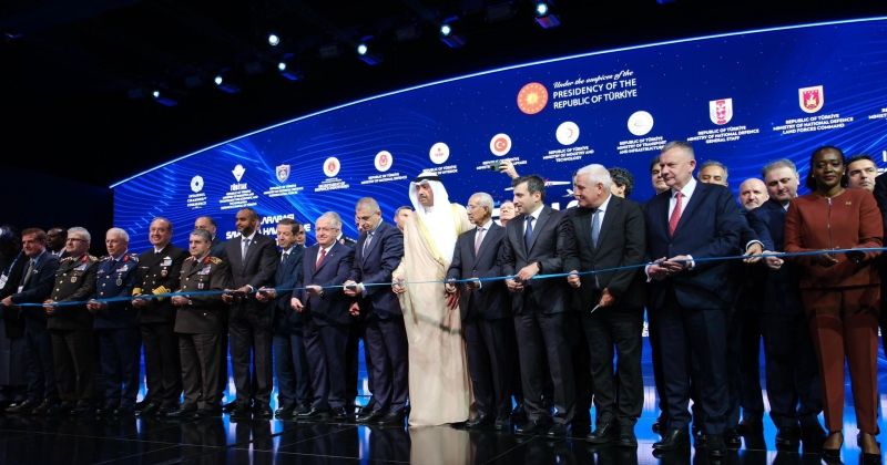 وزير الدفاع يشارك في افتتاح المعرض الخامس للدفاع SAHA EXPO 2026 في تركيا