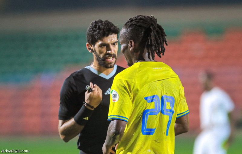 صافرة القحطاني تدير الأهلي والفتح