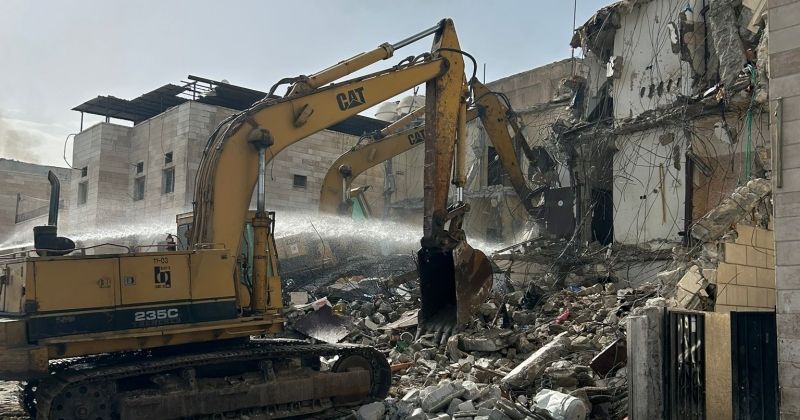 البلدية تشرف على أعمال هدم 42 عقاراً آيلاً للسقوط في جليب الشيوخ