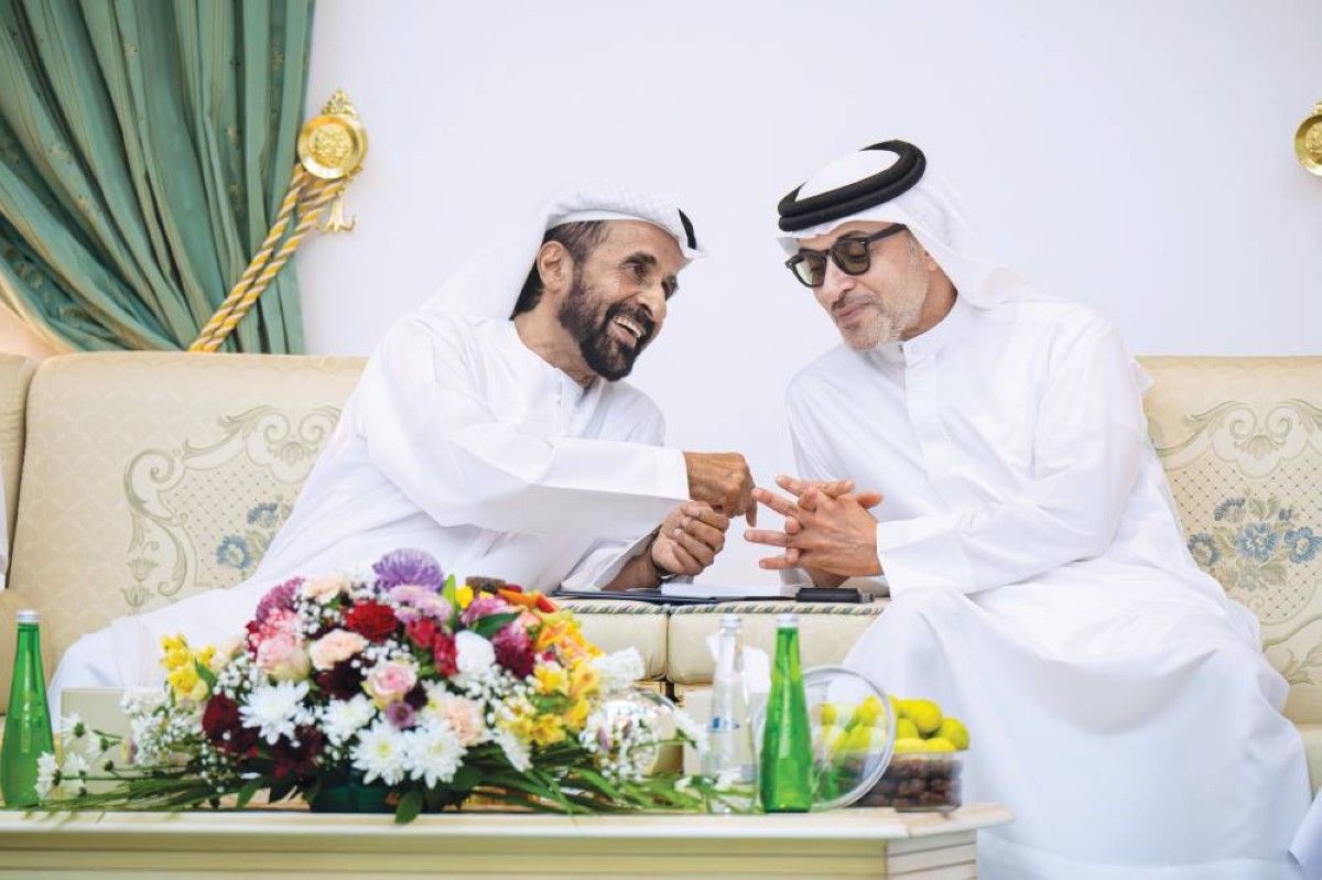 هزاع بن زايد يزور مسلم بن حم العامري في منزله بمنطقة العين