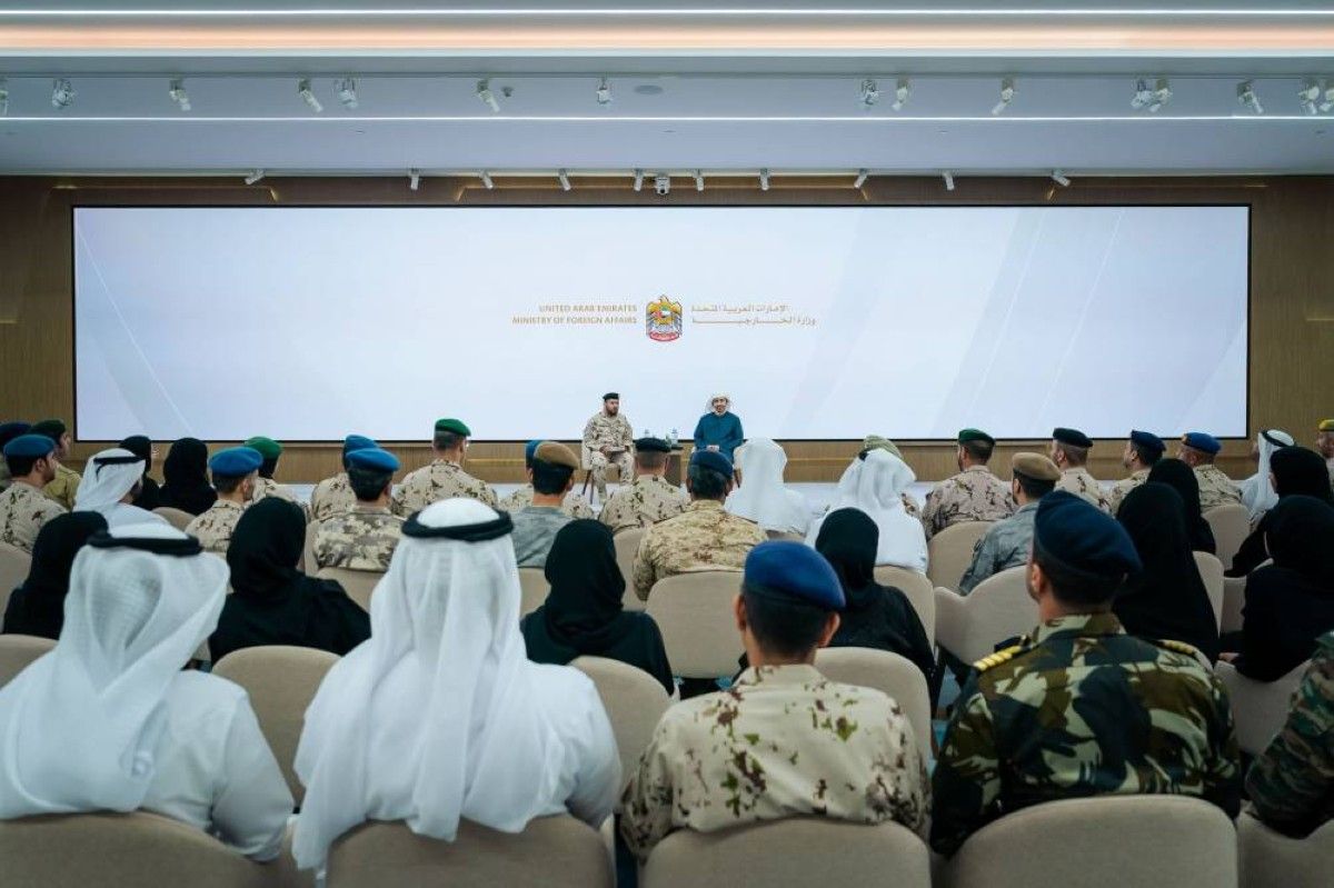 عبدالله بن زايد يستقبل وفداً من كلية الدفاع الوطني