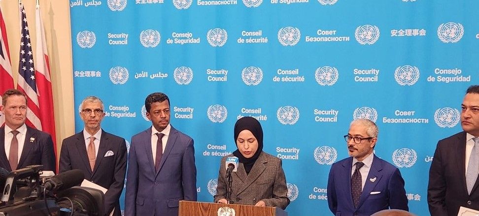 المندوب الدائم لدولة قطر لدى الأمم المتحدة تشارك في وقفة إعلامية بشأن مشروع قرار مجلس الأمن حول مضيق هرمز