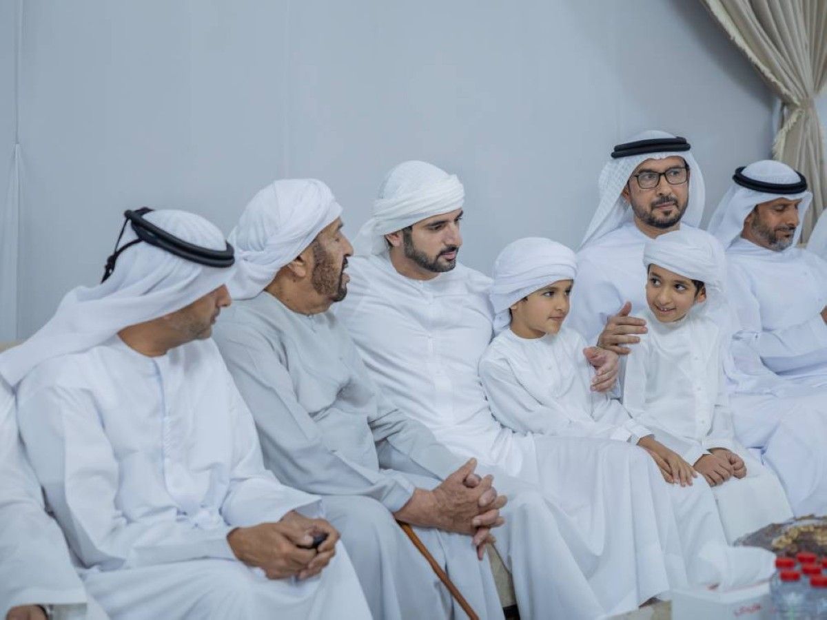 حمدان بن محمد يقدم واجب العزاء في وفاة حاضر جمعه المهيري