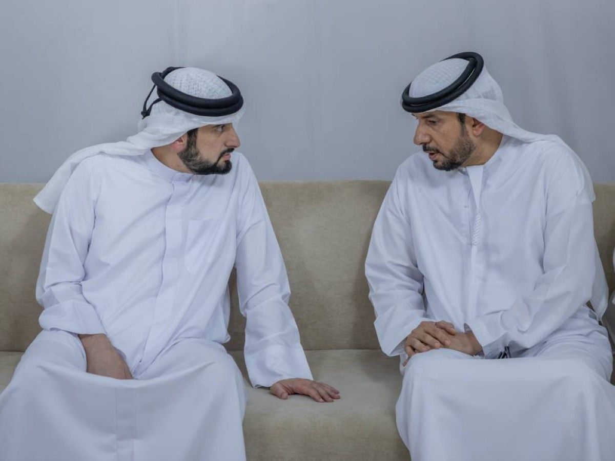 أحمد بن محمد يقدم واجب العزاء في وفاة حاضر المهيري