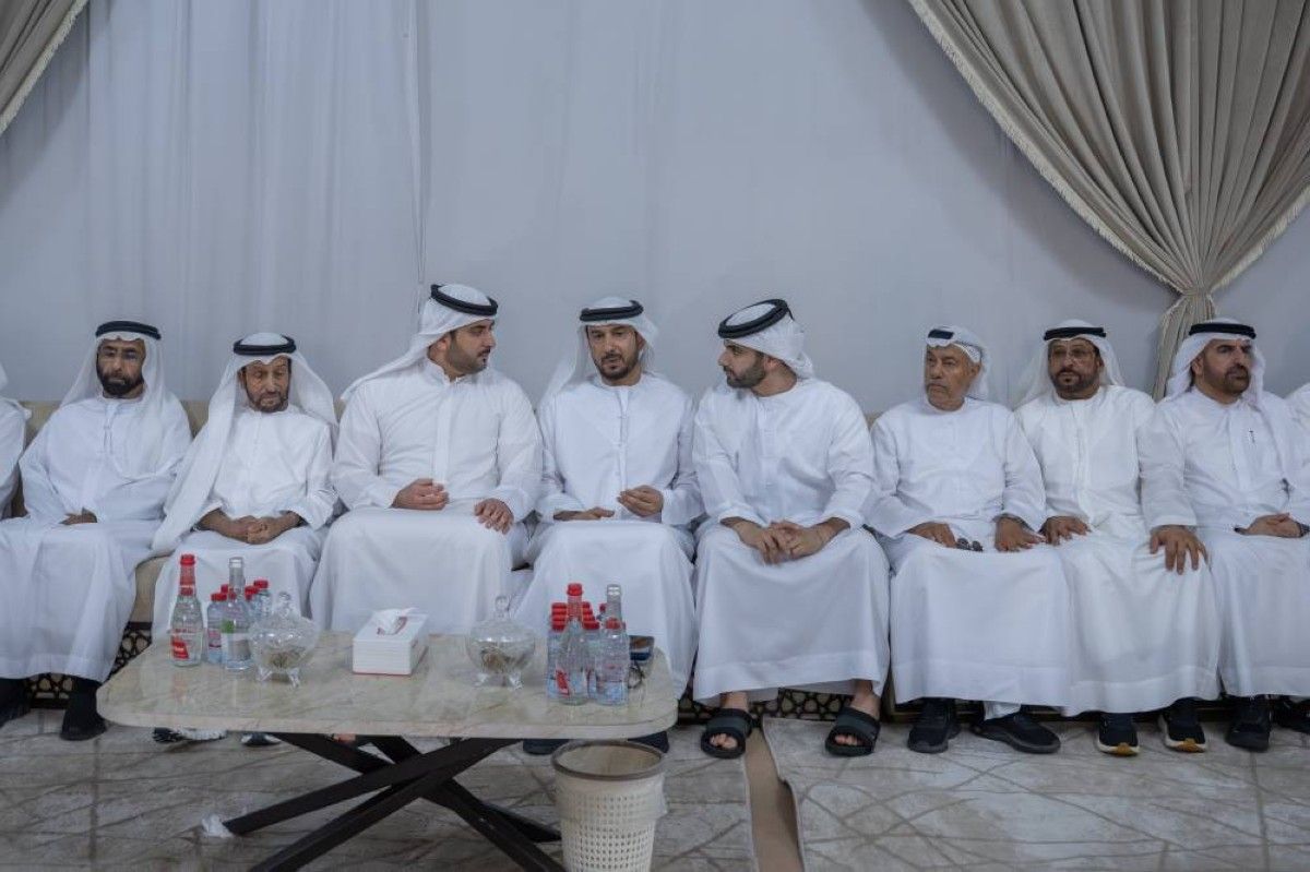 منصور بن محمد يقدم واجب العزاء في وفاة حاضر جمعة المهيري