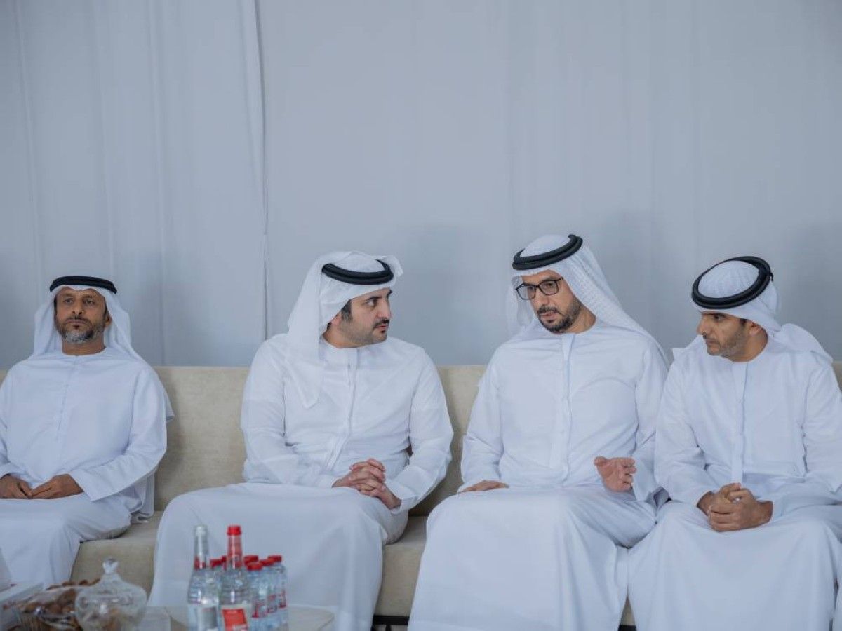 مكتوم بن محمد يقدم واجب العزاء في وفاة حاضر جمعه عبيد بن عامر المهيري